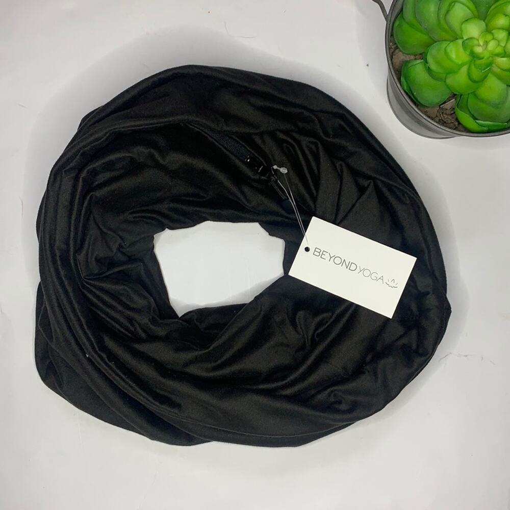 BEYOND YOGA Black Pocket Infinity Scarf Wrap New with Tag W-114